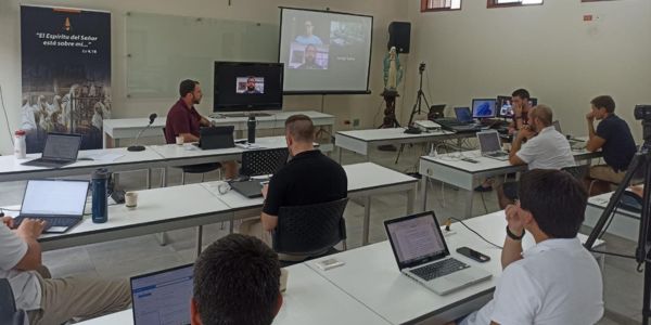 Sodálites en la reunión de capacitación de Instructores de Aspirantes en Lima, Perú.